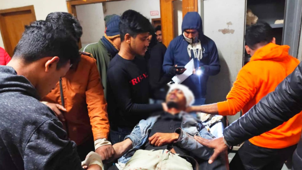 প্রকাশ্যে ছাত্রদল নেতাকে কুপিয়ে জখম